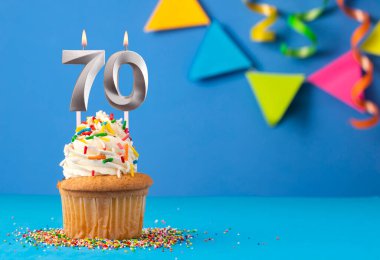 Mum numarası 70 - Pasta doğum günü mavi arkaplan