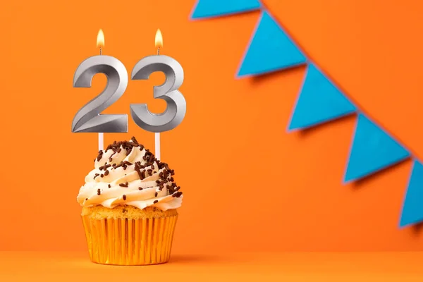 23号烛台 橙色背景的蛋糕生日 — 图库照片