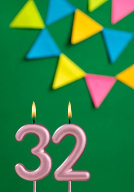 32 numaralı doğum günü mumu - Yeşil arka planda yıldönümü kutlaması