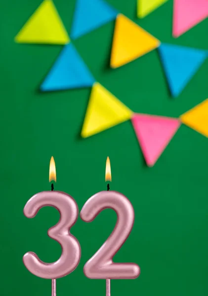 32岁生日蜡烛 绿色背景的周年庆祝活动 — 图库照片