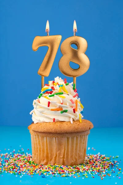 Verjaardagstaart Met Kaars Nummer Blauwe Achtergrond — Stockfoto