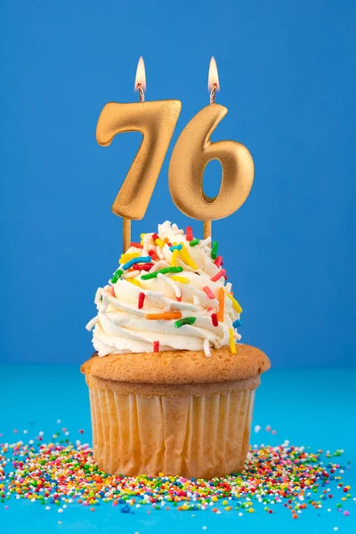 Tarta Cumpleaños Con Número Vela Fondo Azul — Foto de Stock