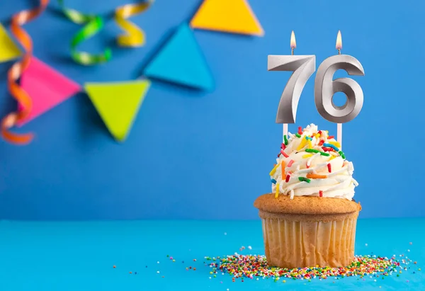 第76号烛台 蓝色背景的蛋糕生日 — 图库照片