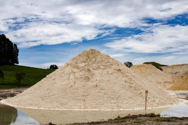 Açık temel kaolin madeni - Beyaz çamur ve kil özü
