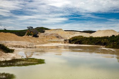 Devasa kaolin madeni, porselen kil özü.