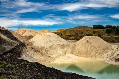 Kaolin çıkarma madeni - beyaz çamur, kil ve volkanik kül