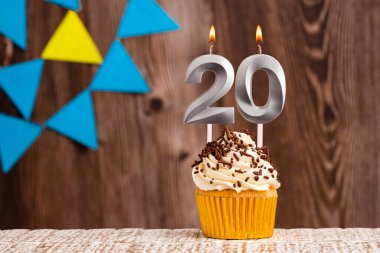 yanan mum - 20 numaralı doğum günü tahta arka planda flama ile