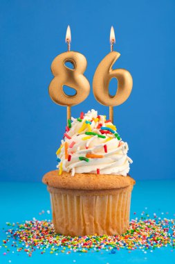 86 numaralı mumlu doğum günü pastası - Mavi arkaplan