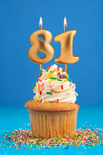 81号烛台 蓝色背景的蛋糕生日 — 图库照片