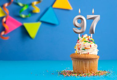 97 numaralı mumlu doğum günü pastası.