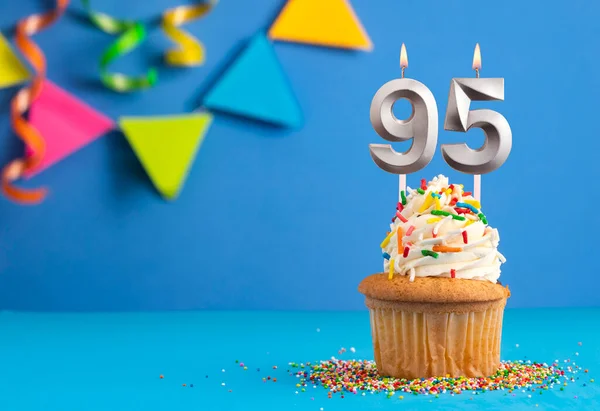 生日蛋糕 蜡烛号95 蓝色背景 — 图库照片
