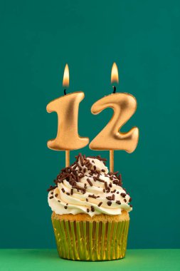 12 numaralı mumlu doğum günü kartı - yeşil arkaplan