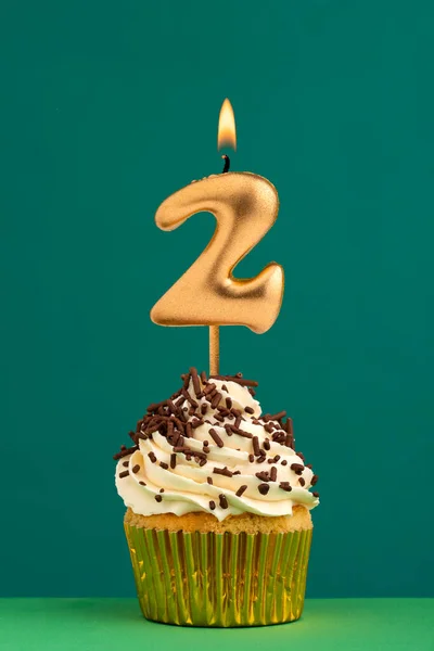 印有蜡烛号2的生日贺卡 绿色背景 — 图库照片