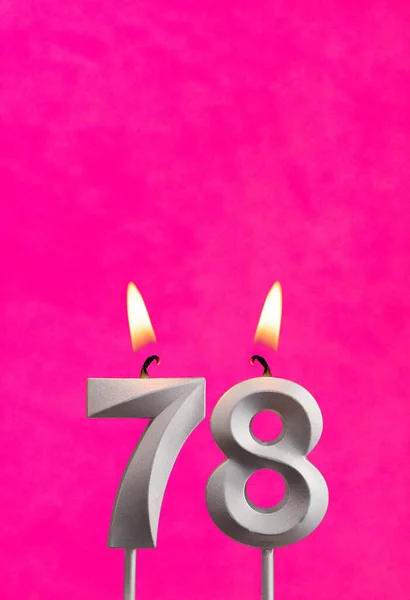 带火焰生日卡片的78号烛台 背景为亚洲 — 图库照片