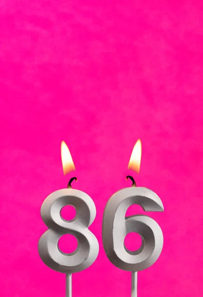 炎のキャンドル86 フクシアの背景の誕生日カード — ストック写真