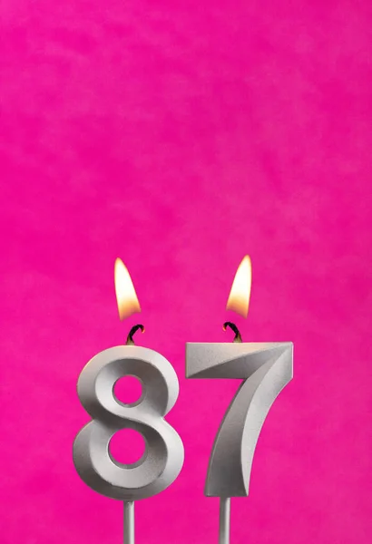 キャンドルナンバー87 フクシアの背景に誕生日のお祝い — ストック写真