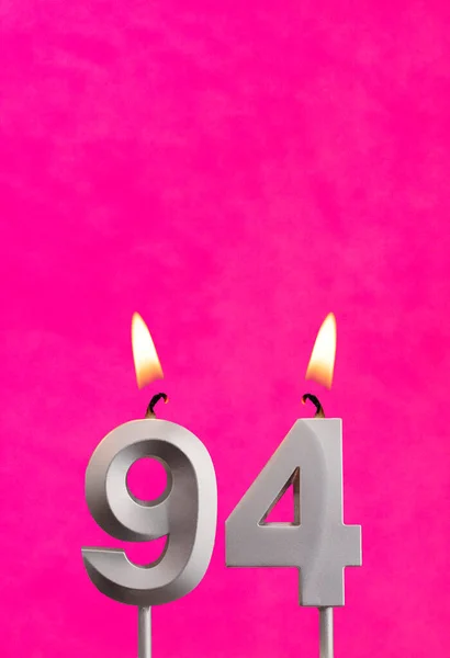 带火焰生日卡片的94号烛台 背景为亚洲 — 图库照片