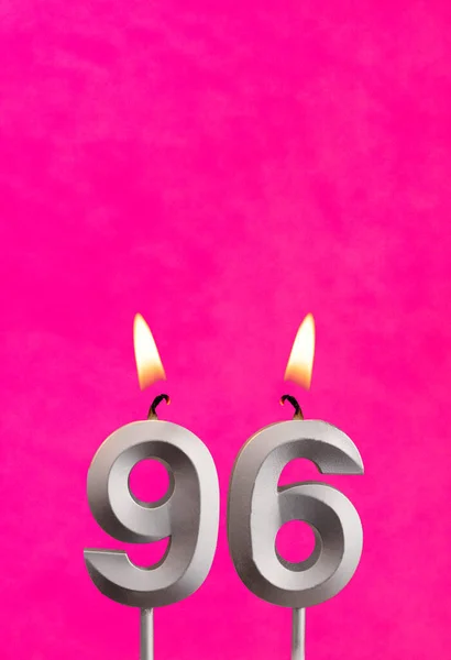 炎とキャンドル96 フクシアの背景の誕生日カード — ストック写真