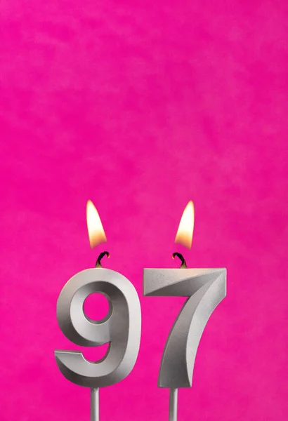 97番のキャンドル フクシアの背景に誕生日のお祝い — ストック写真