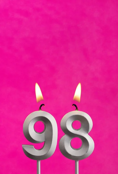 98キャンドル炎 フクシアの背景の誕生日カード — ストック写真