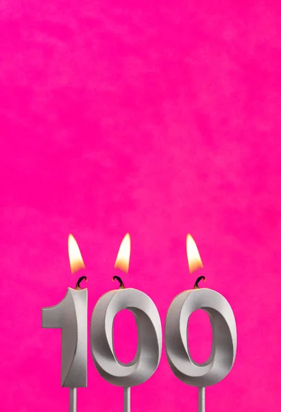 Lilin 100 Dengan Api Kartu Ulang Tahun Latar Belakang Fuchsia — Stok Foto