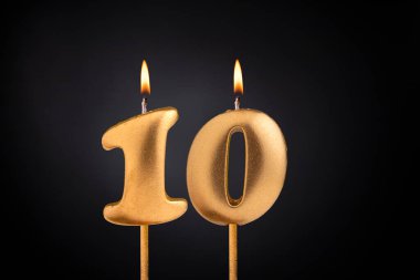 10 numaralı doğum günü mumu - Siyah arka planda doğum günü kutlaması