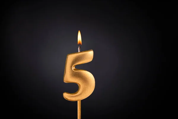 金色蜡烛5与火焰生日卡片黑暗豪华背景 — 图库照片