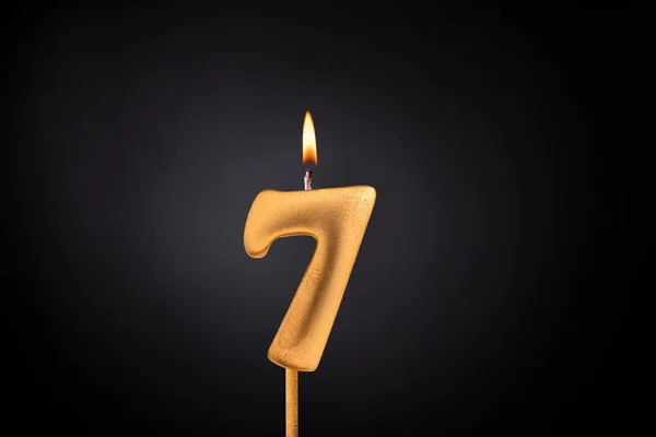 ゴールデンキャンドル7炎と 暗い豪華な背景に誕生日カード — ストック写真