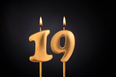 Alevli altın mum 19 - Karanlık lüks arka planda doğum günü kartı