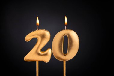 20 numaralı doğum günü mumu - Siyah arka planda doğum günü kutlaması