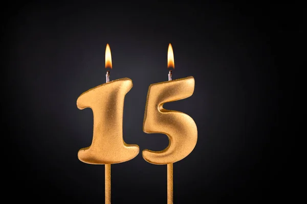 金色蜡烛15与火焰生日卡片黑暗豪华背景 — 图库照片