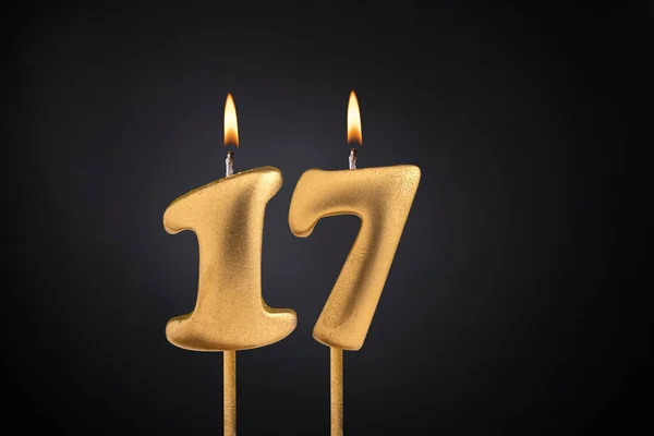 ゴールデンキャンドル17炎 暗い豪華な背景に誕生日カード — ストック写真