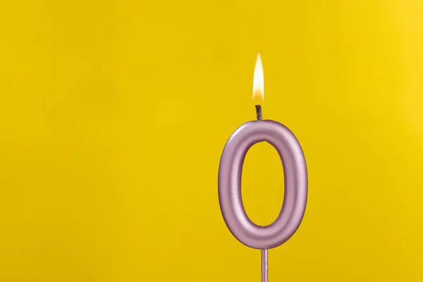 Świeca Płomieniem Karta Urodzinowa Żółtym Luksusowym Tle — Zdjęcie stockowe