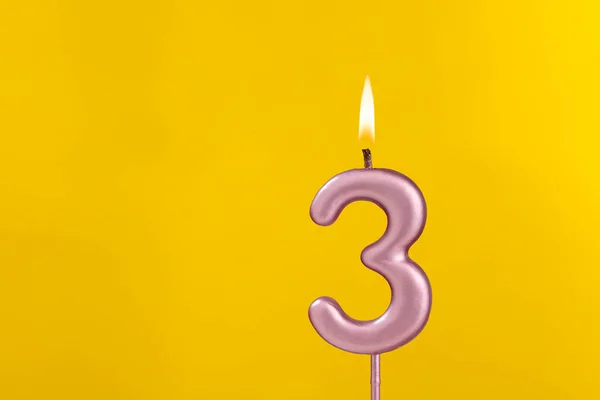 Verjaardagskaars Nummer Verjaardagsfeest Gele Achtergrond — Stockfoto