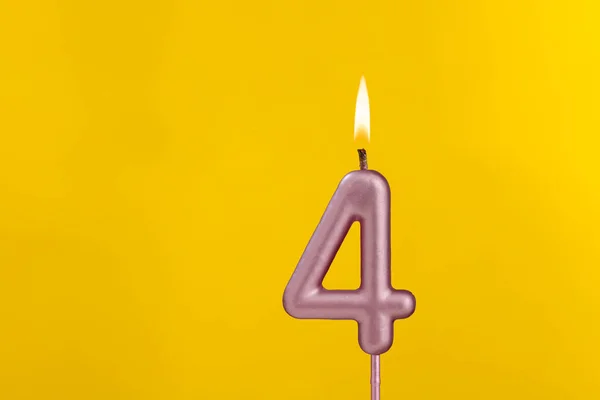 炎のキャンドル4 黄色の豪華な背景に誕生日カード — ストック写真