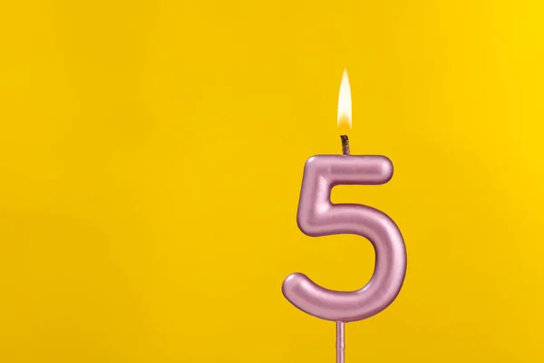 誕生日キャンドル番号5 黄色の背景に誕生日のお祝い — ストック写真