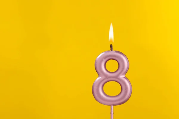 Świeca Płomieniem Kartka Urodzinowa Żółtym Luksusowym Tle — Zdjęcie stockowe