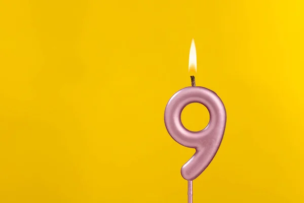 誕生日キャンドル番号9 黄色の背景に誕生日のお祝い — ストック写真