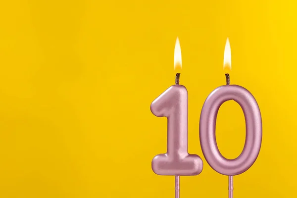 Kerze Mit Flamme Geburtstagskarte Auf Gelbem Luxus Hintergrund — Stockfoto
