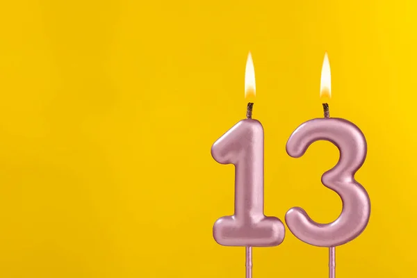 誕生日キャンドル番号13 黄色の背景に誕生日のお祝い — ストック写真