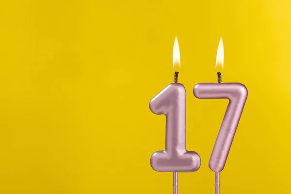 17号生日蜡烛 黄色背景下的生日庆祝活动 — 图库照片