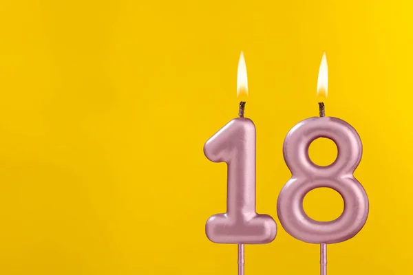 Kaars Met Vlam Verjaardagskaart Gele Luxe Achtergrond — Stockfoto