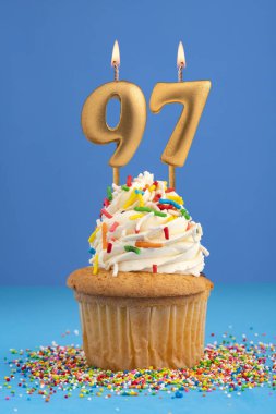 Mum numarası 97 - Pasta doğum günü mavi arka planda