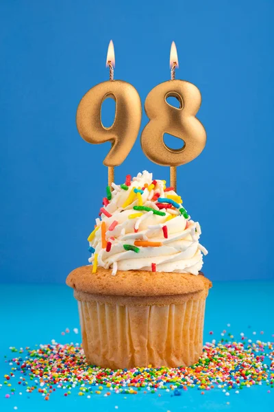 98号蜡烛生日蛋糕 蓝色背景 — 图库照片