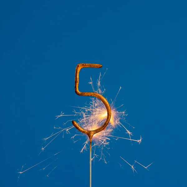 誕生日番号青い背景に火花の5 — ストック写真