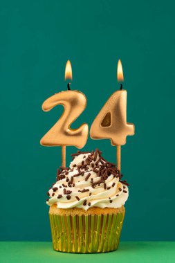 24 numaralı mumlu doğum günü kartı - yeşil arkaplan