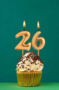 26 numaralı mumlu doğum günü kartı - yeşil arkaplan