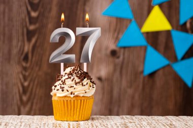 27 numaralı mumlu doğum günü kartı - Flama işlemeli ahşap arka plan