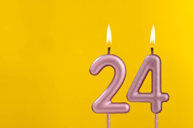 Mum 24 alevli - Sarı lüks arka planda doğum günü kartı