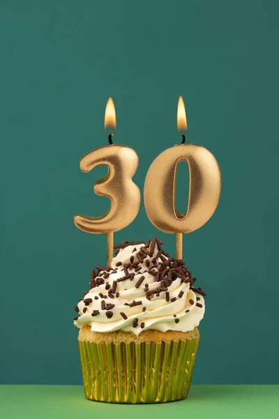 30番の誕生日カード 緑の背景 — ストック写真